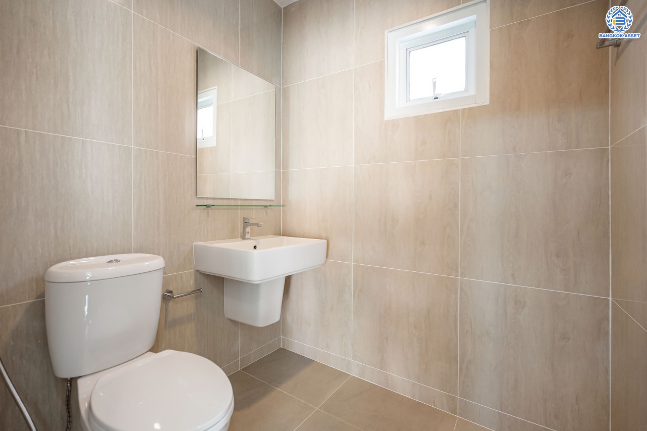 บ้านมือสองตกแต่งใหม่ คุณภาพแบรนด์ LH ม.ชลลดา บางบัวทอง เนื้อที่ 62 ตร.ว. ตกแต่งหรูหรา ฟังก์ชันจัดเต็ม 3 ห้องนอน 2 ห้องน้ำ จอดรถได้ 2 คัน พร้อม Facilities ครบ! บนทำเลคุณภาพ เชื่อมต่อได้หลายเส้นทาง ใกล้เซ็นทรัลเวสต์เกต และรถไฟฟ้า "สถานีบางพลู"